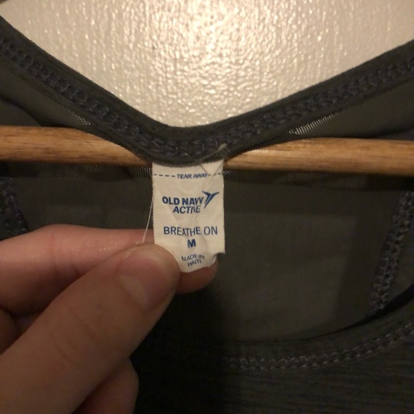 Old navy Workout top - Picture 3 of 3